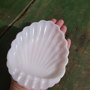 Vintage White Shell-Shaped Dish/Trinket/AshTray